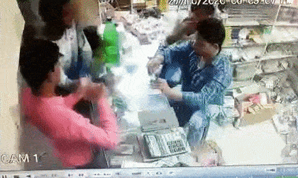 Điện thoại phát nổ, bốc cháy dữ dội trên tay người sửa chữa