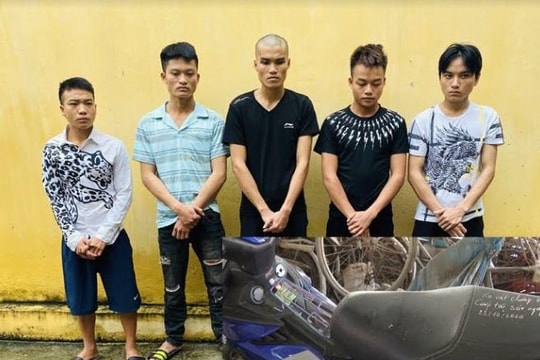 Chặn người đi đường rồi hành hung, cướp tài sản