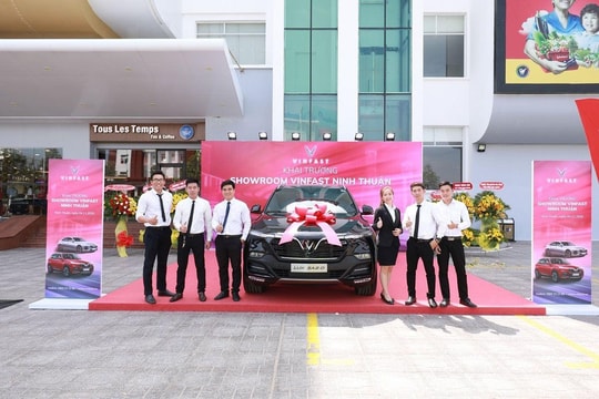 Vinfast đồng loạt khai trương 21 showroom ô tô và xe máy điện