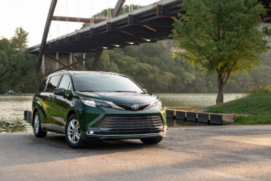 Toyota Sienna Hybrid ra mắt có giá từ hơn 34.000 USD
