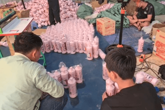 Bắt quả tang cơ sở sản xuất nước tẩy rửa giả với quy mô lớn