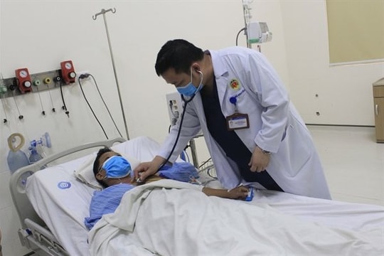 Tài xế 46 tuổi đột quỵ trong khi chở học sinh đến trường
