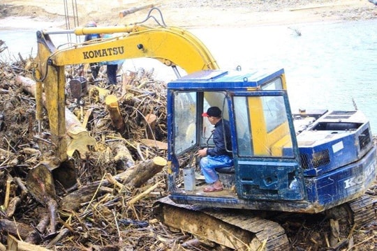 Quảng Ngãi: Lũ rút, gỗ “vây kín” chân cầu