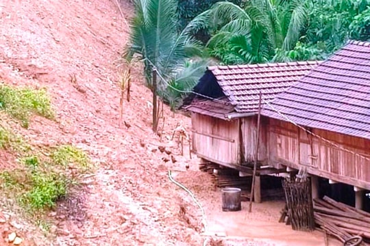 Lo sợ bị sạt lở, chuyển cán bộ xã về nhà dân làm việc