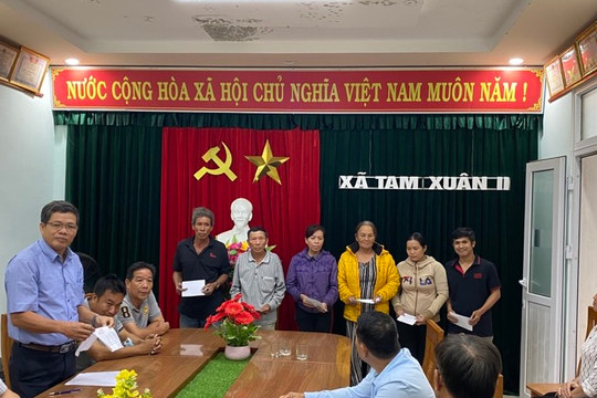 Nhóm thiện nguyện quê hương Quảng Nam trao tiền hỗ trợ cơn bão số 9
