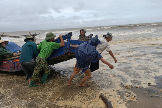 Bão số 10 cách bờ biển Quảng Ngãi - Phú Yên 280km