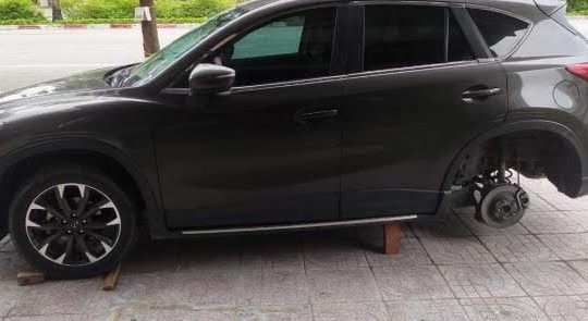 Bắt đối tượng trộm hàng loạt bánh xe ô tô trong đêm
