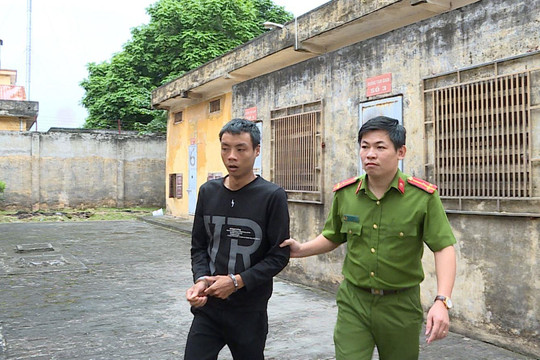 "Siêu trộm" cắt khóa cửa hàng vàng, điện thoại trộm gần 1 tỷ đồng