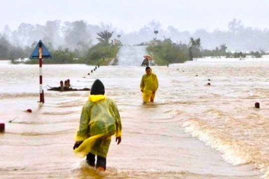 Quảng Ngãi: Cố vượt qua dòng nước chảy xiết, hai người đàn ông bị nước cuốn