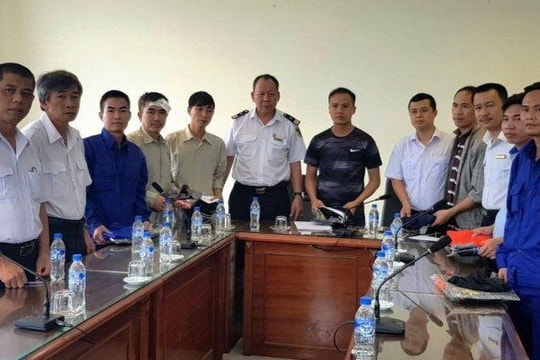 Chìm tàu ở Quảng Ngãi, 7 thuyền viên được cứu sống
