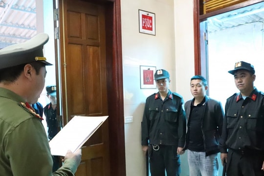 Khởi tố, bắt giam đối tượng mang súng bắn vào nhà con nợ
