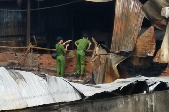 Cháy công ty nhựa, nhiều tài sản bị thiêu rụi