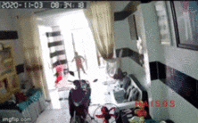 Tên trộm trần như nhộng đột nhập giữa ban ngày khiến nữ chủ nhà kêu thất thanh, tìm cách bỏ chạy
