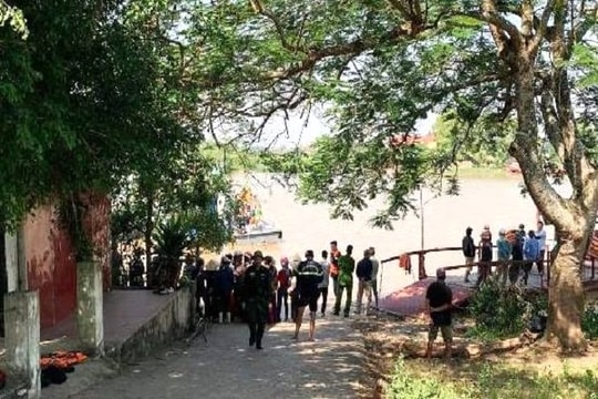 Thả đồ lễ phóng sinh, người đàn ông ngã xuống sông mất tích 
