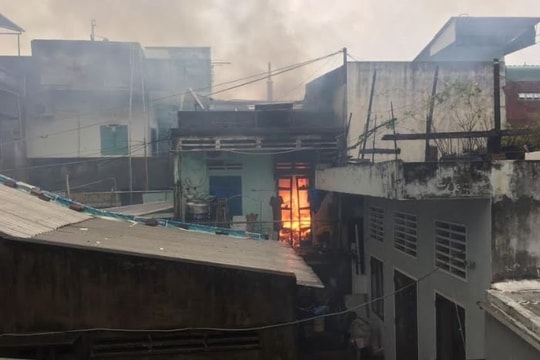 Cháy nhà dân trong hẻm, chủ nhà may mắn thoát chết