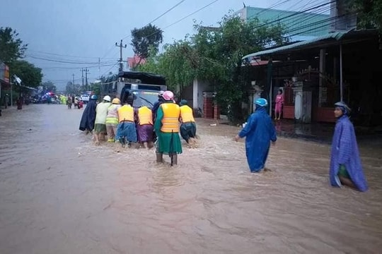 Bình Định: Người đàn ông tử vong khi chèn chống nhà cửa tránh bão số 12
