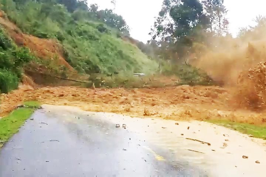 Video khoảnh khắc kinh hoàng sạt lở núi ở Quảng Nam