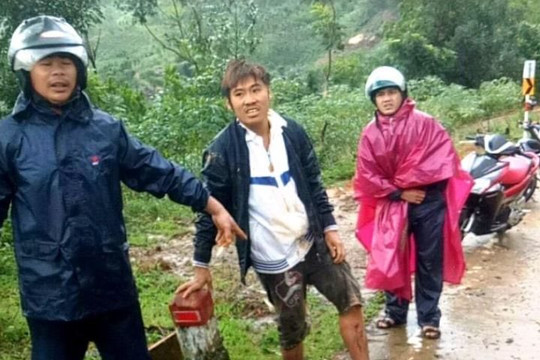 Sạt lở núi ở Quảng Ngãi, hai thanh niên thoát chết