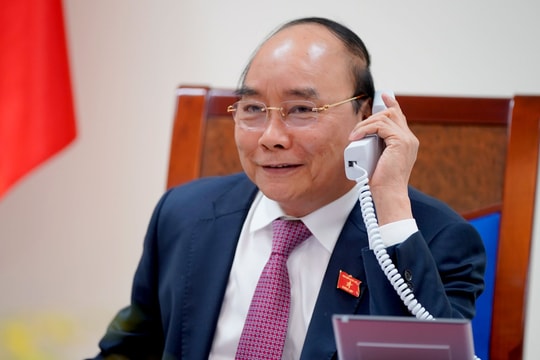 Hai Thủ tướng Việt Nam-Lào trao đổi hợp tác trước Hội nghị Cấp cao ASEAN 37
