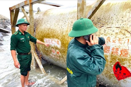 Phát hiện nhiều vật thể lạ trôi dạt trên biển