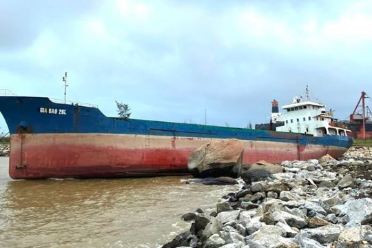 Nguy cơ tràn dầu từ tàu gặp nạn trên biển