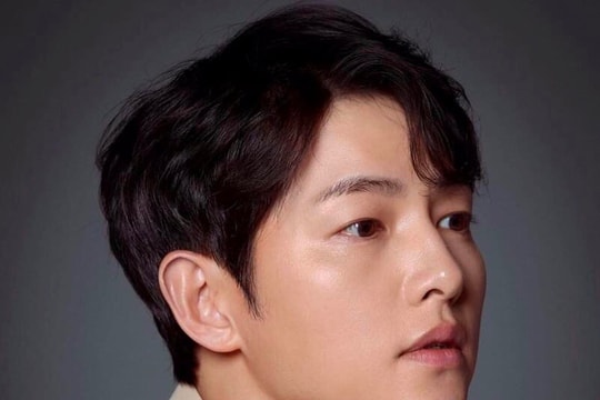 Song Joong Ki bất ngờ tung ảnh mới đúng trong ngày lễ độc thân
