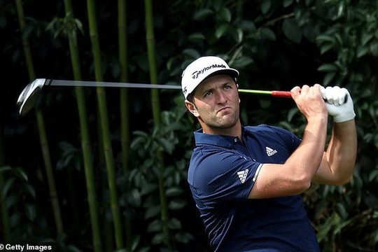 Jon Rahm thể hiện cú hole-in-one qua mặt nước