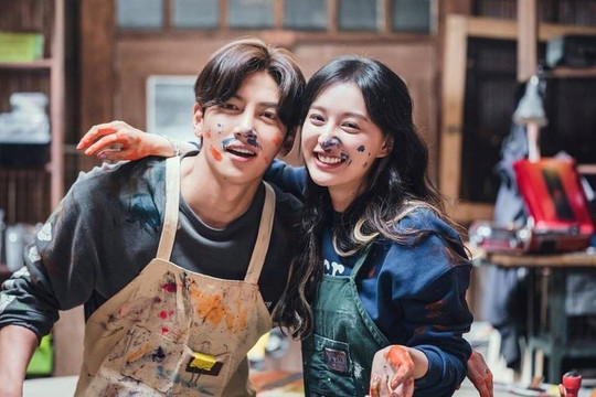 Hé lộ hình ảnh cặp đôi Ji Chang Wook và Kim Ji Won tái xuất trong phim mới