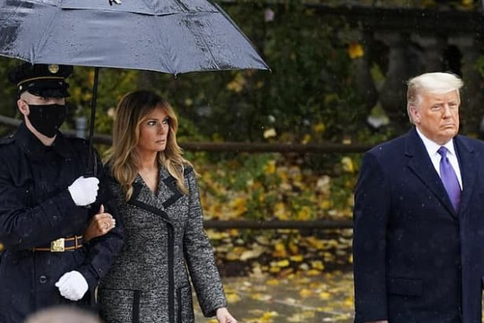 Bà Melania Trump đứng cách xa khỏi chồng, khoác chặt tay người tháp tùng làm bùng lên lần nữa nghi vấn 'đếm từng phút để ly hôn'