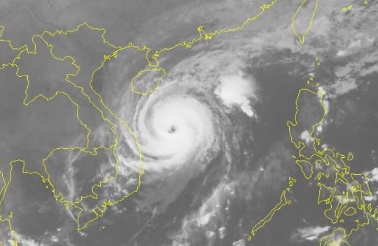 Bão số 13 giật cấp 17 di chuyển nhanh vào đất liền, mưa lớn trên diện rộng