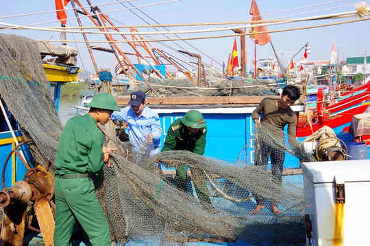 Hà Tĩnh: Cấm biển, đưa tàu thuyền vào nơi tránh trú an toàn trước khi bão số 13 đổ bộ