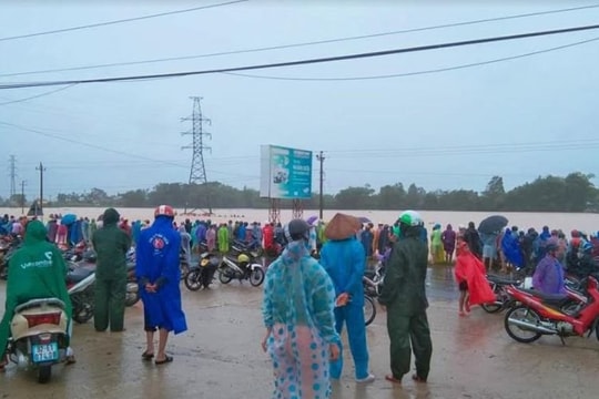 Hai mẹ con bị nước lũ cuốn trôi, người mẹ tử vong