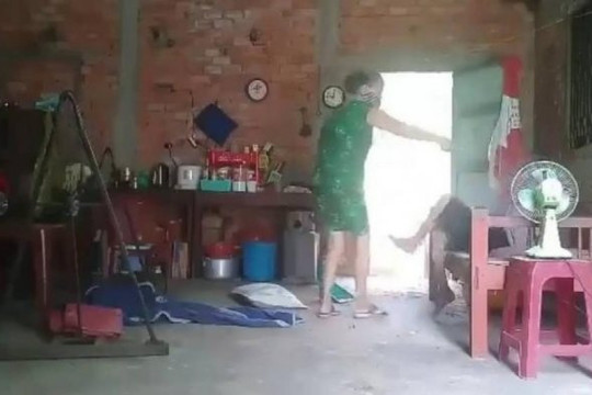 Truy tố người phụ nữ hành hạ mẹ ruột gần 80 tuổi