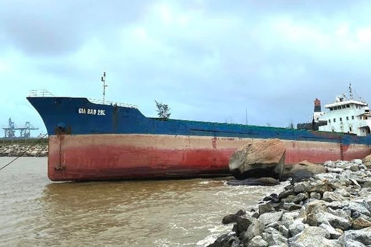 10 tấn dầu trên tàu gặp nạn ở cảng Dung Quất được hút lên bờ