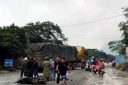 Va chạm với xe đầu kéo, người đàn ông đi xe máy tử vong