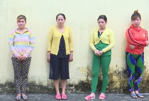 Vợ chồng chủ quán karaoke cùng con dâu rủ người đi đánh ghen, bắt nhốt tiếp viên