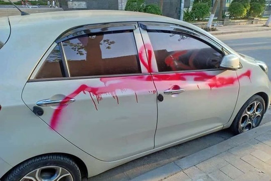 Xịt sơn vào ô tô đỗ lề đường, 3 bảo vệ bị khởi tố