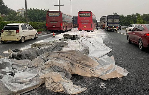 Hà Nội: Tai nạn liên hoàn trên cao tốc do xe đầu kéo đánh rơi nhiều bao bột đá
