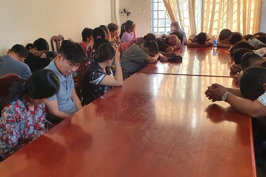 Bắt quả tang 24 đối tượng đánh bạc, thu giữ hàng chục triệu đồng