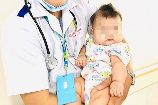 Bé trai thừa cân nhưng thiếu máu do chỉ uống sữa đặc