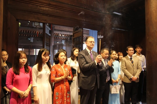 Đại sứ Mỹ tại Việt Nam thăm Văn Miếu - Quốc Tử Giám, dâng hương danh nhân văn hóa Chu Văn An