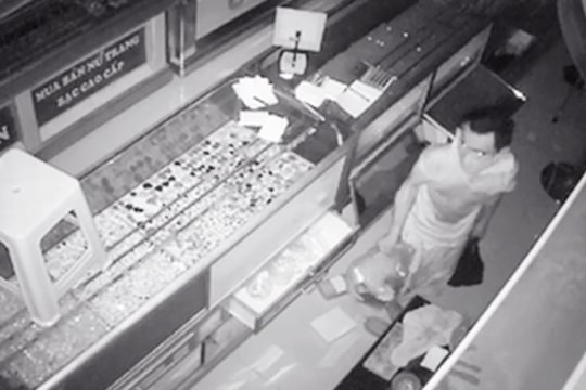 "Đột vòm" tiệm bạc, trộm tài sản trị giá hàng tỷ đồng