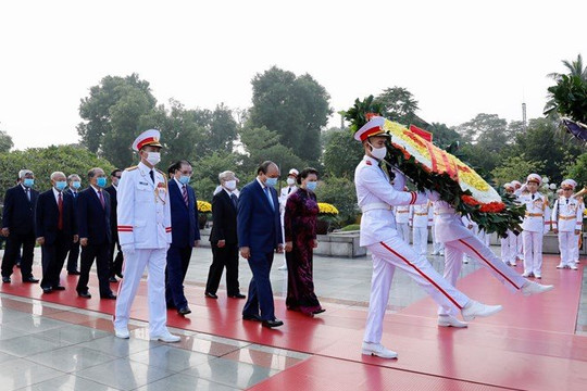 Lãnh đạo Đảng, Nhà nước, Mặt trận Tổ quốc Việt Nam vào Lăng viếng Bác