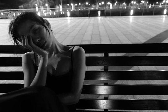 Lệ Quyên đăng tải hình ảnh đen trắng kèm dòng trạng thái buồn bã “Mọi người quên mất rằng, em thực chất chỉ là một người đàn bà yếu đuối”