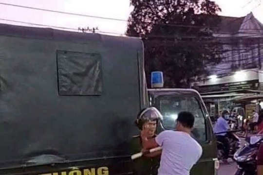 Xin bỏ qua vi phạm không được, dùng mũ bảo hiểm đánh cảnh sát giao thông