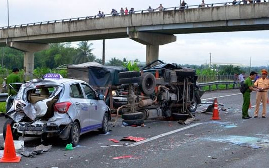 Chưa có bằng lái xe, gây tai nạn làm thiệt hại về tài sản cho người khác có phải chịu trách nhiệm hình sự?