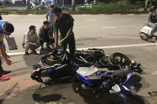 Mô tô BMW gây tai nạn khiến 2 người tử vong, 1 người nguy kịch