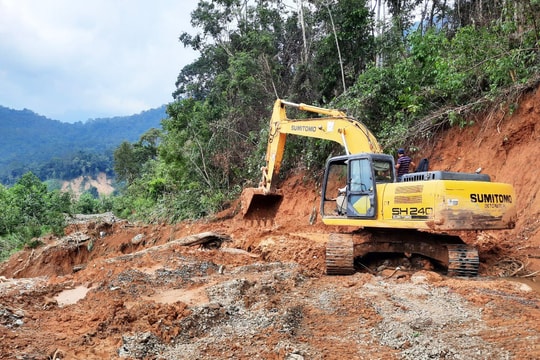 Đã thông tuyến vào xã bị cô lập do mưa lũ ở Quảng Nam