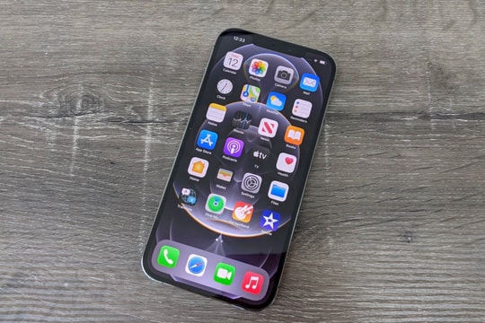 iPhone 12 Pro Max là smartphone có màn hình tốt nhất