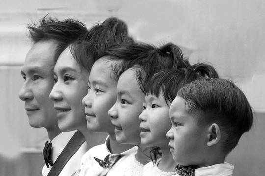 Gia đình ca sĩ Lý Hải tung bộ ảnh kỷ niệm 10 năm ngày cưới, kể lại sự cố phải "chống nạng" đi trong đám cưới của mình